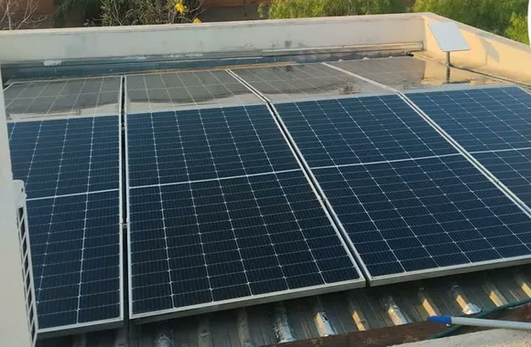 Painéis solares limpos depois do serviço da Brilho Solar, em Goiânia